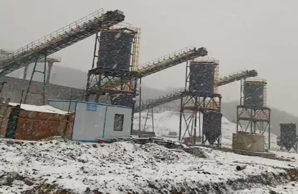 阿拉爾河南焊接鋼板倉工地迎來年后場雪